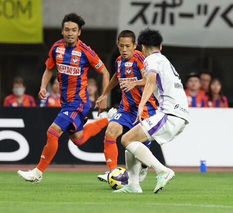 後半、攻め上がる新加入のＭＦ島村拓弥（２８）とＭＦ白井永地（８）＝７月２０日、デンカビッグスワン