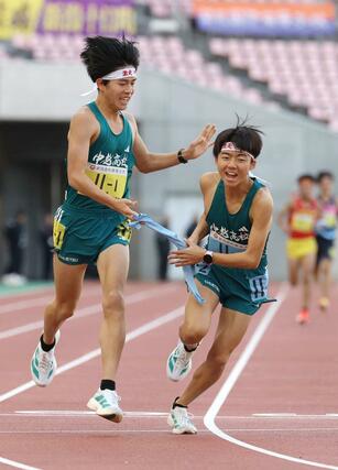 男子　中越の１区佐藤悠斗（左）が２区波形泰良につなぐ＝ビッグスワン（写真映像部・永井隆司）