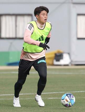 ボールを運ぶＤＦ森昂大＝宮崎県都城市