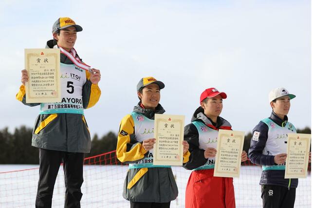 複合男子３位の鈴木教究（十日町総合・左端）、４位の清水優貴（新井・左から２人目）、６位で牧中出の近藤絆（右端・北海道・下川商）＝北海道名寄市
