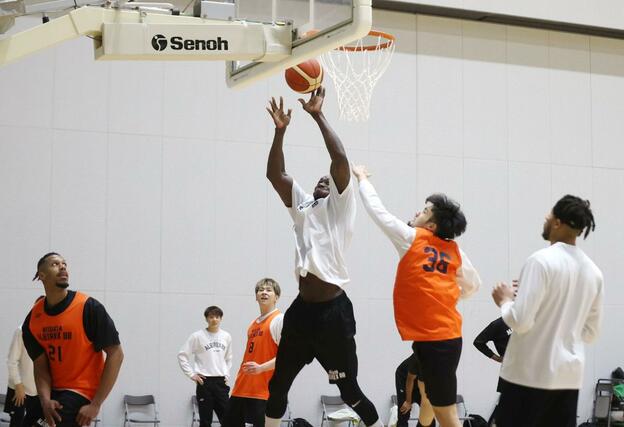 最終節の岐阜戦を前に練習する新潟の選手ら=長岡市