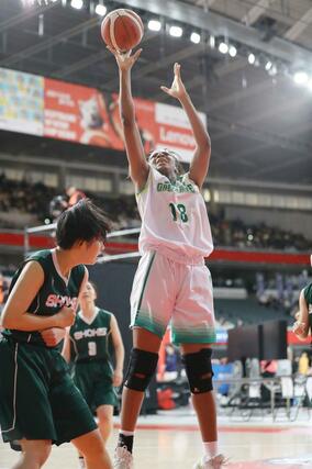 新潟産大付－昌平　第３クオーター、新潟産大付のジェンファがシュートを決め、４４－５５