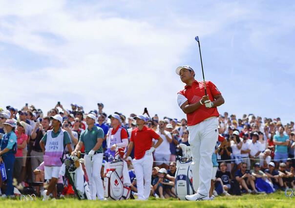 男子　最終ラウンド、１１番でティーショットを放つ松山英樹＝パリ郊外（共同）