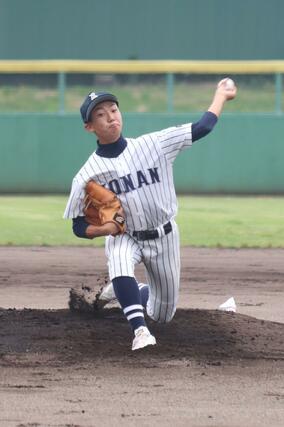 新潟江南－三条東　新潟江南の先発、月岡謙太＝新発田市五十公野運動公園野球場