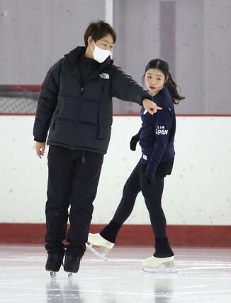 コーチから指導を受ける中井亜美（右）＝千葉県船橋市