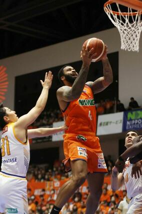 新潟-岡山 第3クオーター、フェルプスがゴール下で決めて57-53=アオーレ長岡