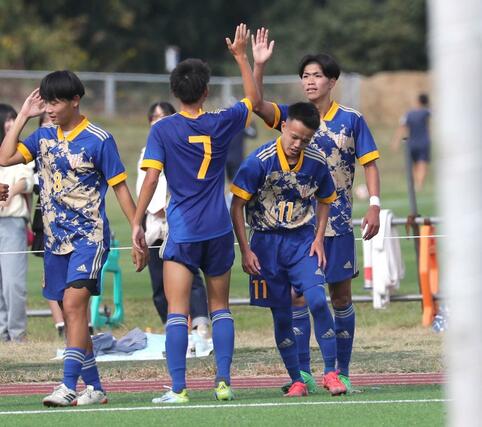 開志学園ＪＳＣ－北越　後半２１分、自身２点目を挙げ仲間とハイタッチを交わすＦＷ阿部日夏太（開志学園ＪＳＣ）＝１０月２６日、北蒲原群聖籠町東港５の新潟聖籠スポーツセンター