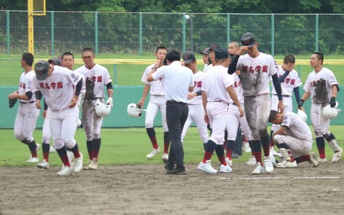 開志学園－十日町　敗戦し、ベンチに引き揚げる開志学園ナイン＝新発田市五十公野運動公園野球場