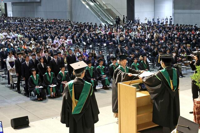 約３０００人が巣立った新潟大の卒業式＝３月２４日、新潟市中央区