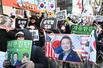 　１９日、韓国のソウル中央地裁の付近で、尹錫悦前大統領の無罪を訴える支持派の人々（共同）