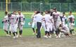 十日町-開志学園 敗戦し、悔しがる開志学園ナイン=新発田市五十公野運動公園野球場