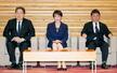 　閣議に臨む（左から）林総務相、高市首相、茂木外相＝１５日午前、首相官邸