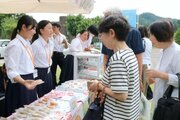 フェアトレードの大切さ、スイーツ通じ広めたい！三条商業高生が「道の駅漢学の里」で販売
