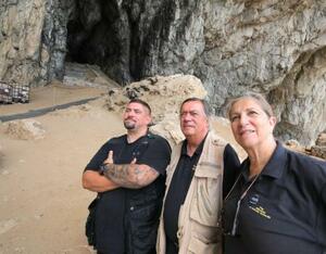 「最後のネアンデルタール人」が暮らした可能性があるジブラルタルの洞窟。クライブ(中央)ジェラルディン(右)スチュワートのフィンレイソン一家が発掘調査する=2025年8月(撮影・アンセルモ・トレス、共同)