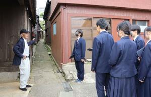 宿根木の町並みや歴史を学ぶ羽茂高の生徒ら=佐渡市宿根木