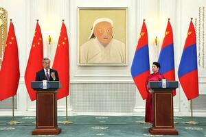 モンゴルのバトツェツェグ外相(右)と記者会見に臨む中国の王毅外相=13日、ウランバートル(中国外務省のホームページから、共同)