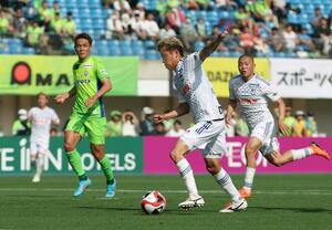 新潟－湘南　前半３０分、ＦＷ谷口海斗が同点ゴールを決める＝レモンガスタジアム平塚