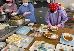 プレオープンで提供するメニューを関係者に振る舞った試食会=新潟市北区新崎(濁川まちづくりセンター提供)