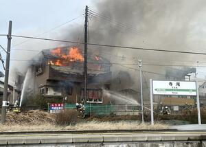 JR寺尾駅そばで発生した住宅火災=12日、新潟市西区