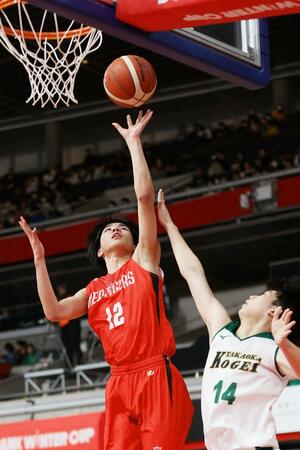 男子2回戦 高岡工芸-開志国際 第2クオーター、開志国際の中塚遼人がシュートを決め、48-18=東京体育館(写真映像部・大橋奎介)