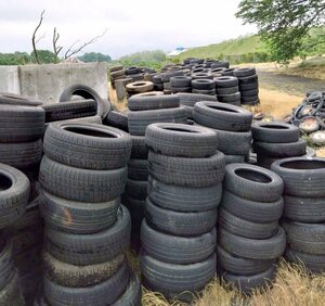 不燃物処理場に運びこまれた不法投棄のタイヤ。その後、処理された=5月ごろ、胎内市中村浜(新発田広域クリーンセンター提供)