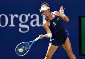 女子シングルス1回戦でプレーする柴原瑛菜=ニューヨーク(共同)