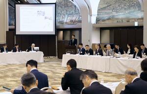 新潟経済同友会と新潟市の中原八一市長らが意見交換した懇談会=新潟市中央区