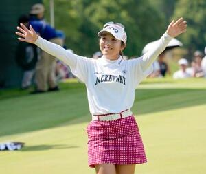 通算11アンダーで優勝した佐久間朱莉=カメリアヒルズCC