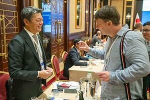 ウクライナ・キーウで開かれた商談会に参加した北関酒造の鈴木誠人社長(左)=4日(共同)