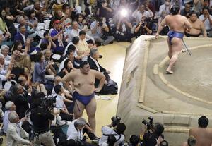 若隆景（右上）に敗れ、初黒星を喫した大の里＝両国国技館