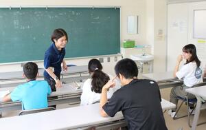 中学生に数学を教える上越教育大の学生ら=上越市福祉交流プラザ