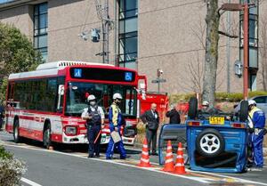 　バスと軽乗用車の事故現場＝２７日午前１０時４分、京都市西京区