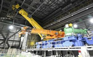 東京電力福島第1原発2号機の使用済み核燃料プールに残る燃料を取り出すために使うクレーン=1月、福島県大熊町