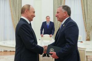 6日、モスクワのクレムリンで握手するロシアのプーチン大統領(左)と米国のウィットコフ中東担当特使(ロシア大統領府提供・タス=共同)