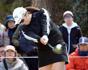 　第２日、通算２アンダーで首位の佐久間朱莉＝紫ＣＣすみれ