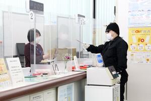 五泉署と大光銀行が行った強盗訓練=五泉市駅前1