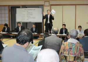 糸魚川市のまちづくりについて考えを語る久保田郁夫市長=糸魚川市の上南地区公民館