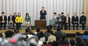 立憲民主党の両院議員総会で、自民党への対抗軸構築に意欲を述べる野田佳彦代表(中央)=15日、東京・永田町