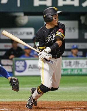 4回ソフトバンク1死満塁、牧原大が右前に勝ち越し打を放つ=みずほペイペイドーム