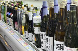 北京市内の輸入品を扱う店に並ぶ日本の酒＝８日（共同）