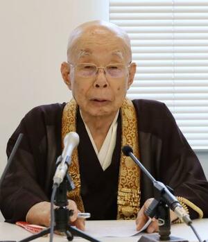 　記者会見する京都仏教会の宮城泰年常務理事＝２９日午後、京都市