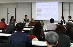 学生が身近な視点での脱炭素の取り組みを語ったパネルディスカッション=新潟市中央区万代3