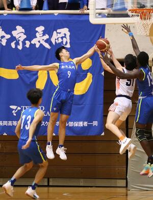 男子決勝リーグ 帝京長岡-北越 第3クオーター、相手のシュートをブロックする青木凰介=11月3日、長岡市民体育館