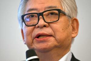 シンポジウム「岐路に立つ日本の政党政治」で基調講演する保阪正康さん=2日午後、東京都内