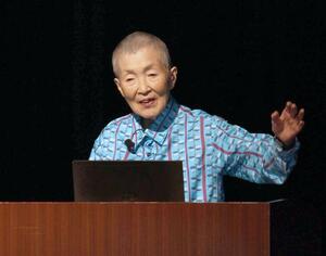 デジタル活用の大切さを呼びかけた若宮正子さんの講演会=佐渡市中原