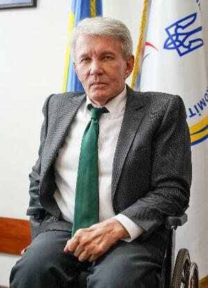 インタビューに答えるウクライナ・パラリンピック委員会のワレリー・スシケビッチ会長=キーウ(共同)