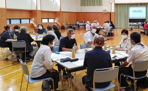 出雲崎町と刈羽村の民生委員と児童委員が課題を話し合った交流会=出雲崎町大門