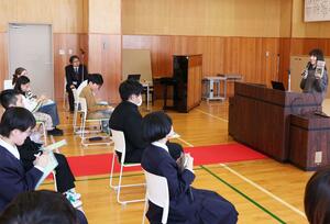 夢をテーマにした講演に聞き入る生徒児童＝長岡市山古志竹沢