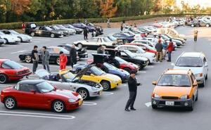 トヨタ博物館の敷地内で開かれたイベントに全国から集まった旧車=29日午後、愛知県長久手市