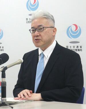 就任会見で抱負を述べる北陸地方整備局の高松諭局長=7月8日、新潟市中央区